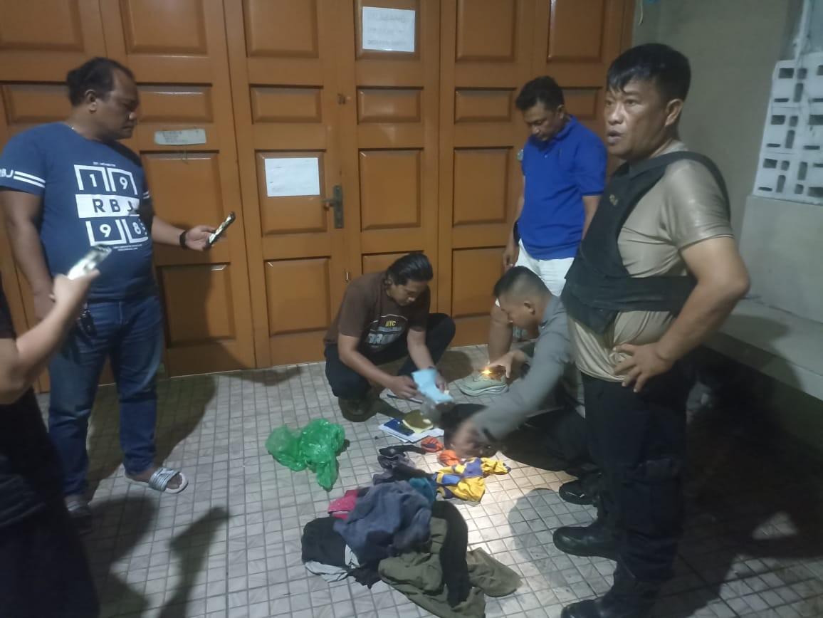 Polisi memeriksa penemuan tas mencurigakan di Jalan Gereja, Kota Pematangsiantar.