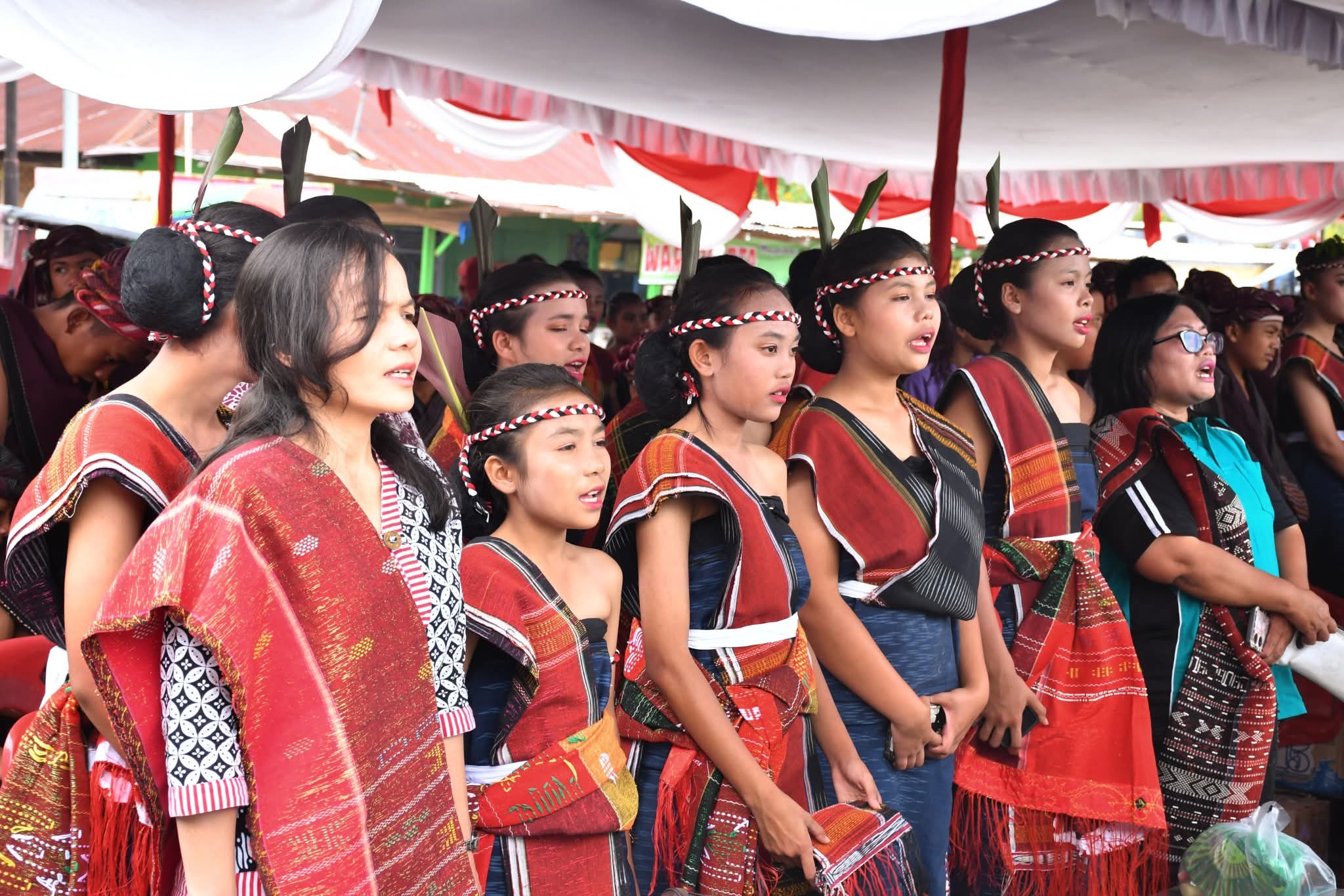 Peserta mengenakan ulos Batak saat tampil dalam lomba musik dan tari tradisional pada perayaan Hari Ulos Nasional di Water Front Pangururan, Samosir.