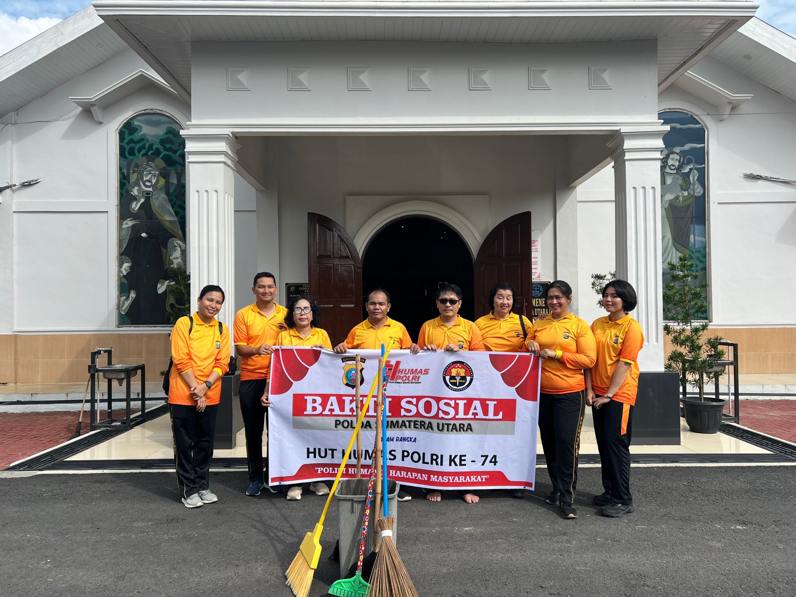 Personel Bidhumas Polda Sumut membersihkan Gereja Oikumene Polda Sumut dalam rangka Bakti Religi HUT Humas Polri ke-74.