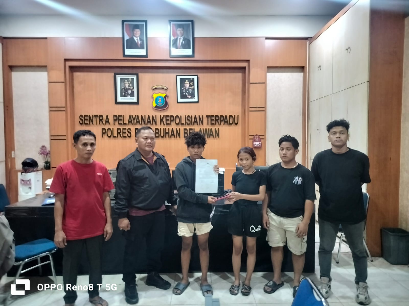 Personel Dit Pamobvit Polda Sumut saat mengamankan pelaku pencurian HP di kawasan Martubung, Medan Labuhan.