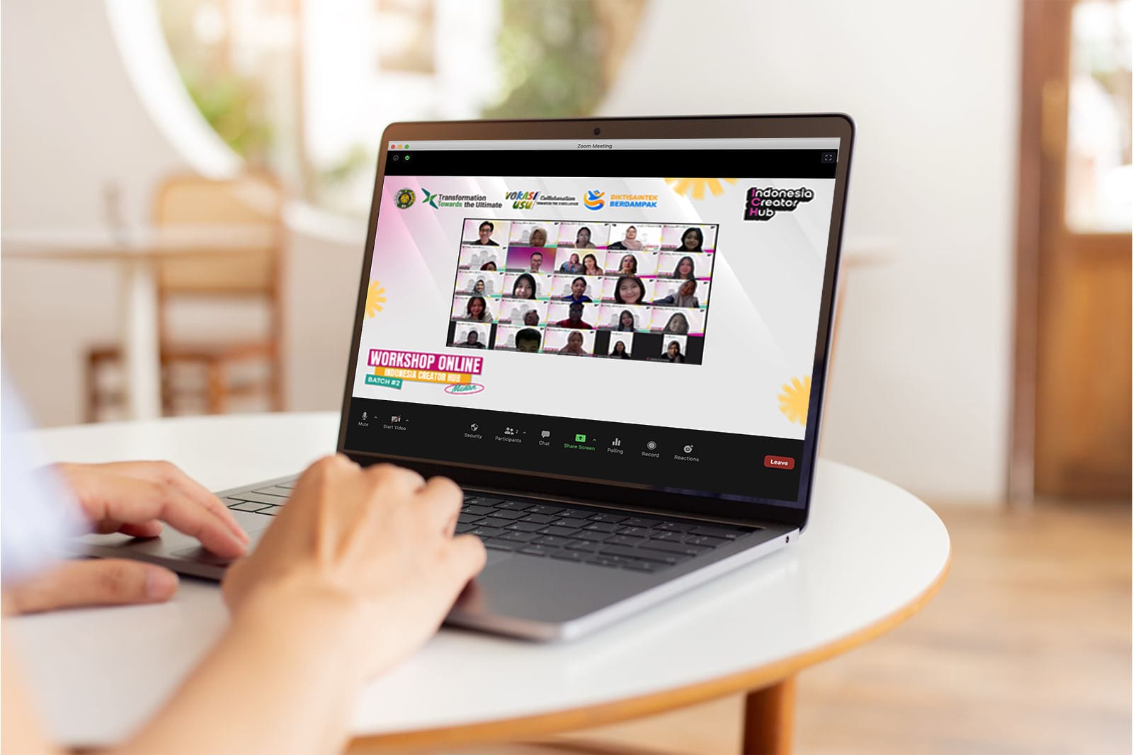 Peserta Indonesia Creator Hub USU mengikuti workshop edukatif dan kolaborasi dengan influencer untuk mengasah kreativitas dan kemampuan digital.