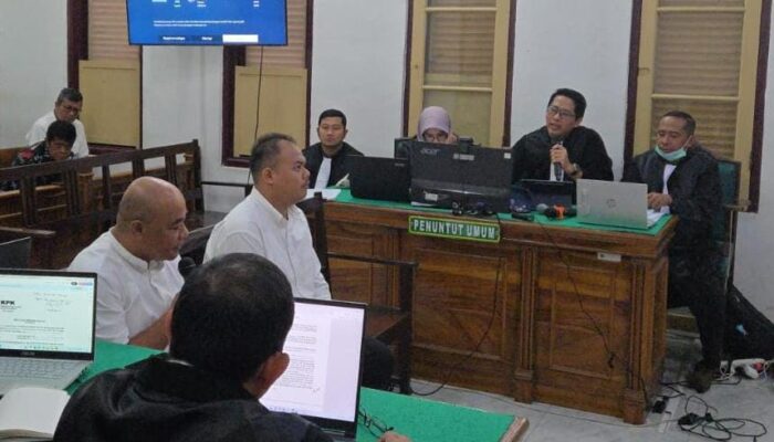 Sidang dugaan suap proyek jalan dengan terdakwa Direktur DNG Muhammad Akhirun Piliang dan Rayhan di PN Medan.