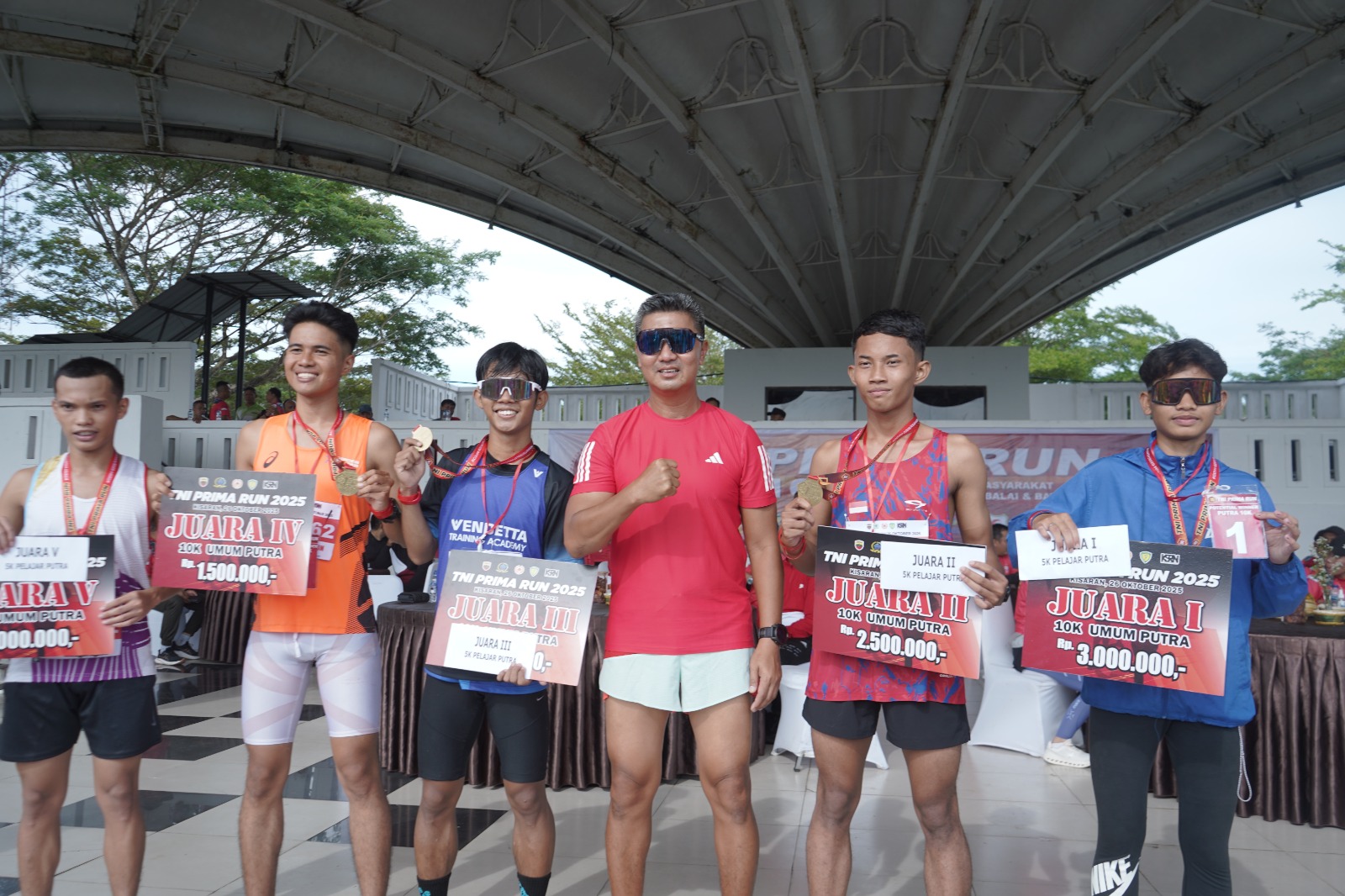 Para juara TNI PRIMA RUN 5K dan 10K berfoto bersama Danrem 022/PT usai menerima piala dan hadiah pada peringatan HUT TNI ke-80 di Alun-Alun Rambate Rata Raya Kisaran.
