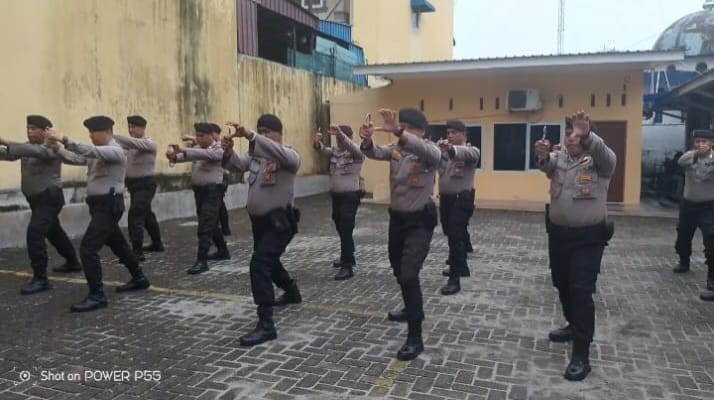 Personel Sat Samapta Polres Pematangsiantar mengikuti latihan Drill Borgol di Lapangan Sat Samapta.