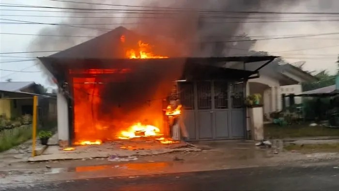 Kebakaran kios BBM eceran dan LPG di Nagori Pamatang Sahkuda, Simalungun. Api berhasil dipadamkan warga dan BPBD setelah hampir satu jam.