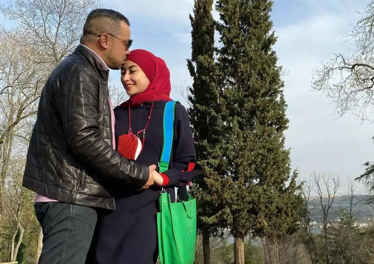 Annisa Trihapsari berbagi cerita tentang perjalanan rumah tangganya 18 tahun bersama Sultan Djorghi, menekankan komunikasi, kejujuran, dan saling mengalah.