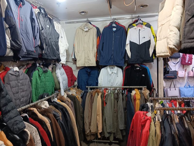 Salah satu pasar pusat penjualan pakaian eks impor atau rojer yang kini mulai sepi imbas larangan impor pakaian bekas.