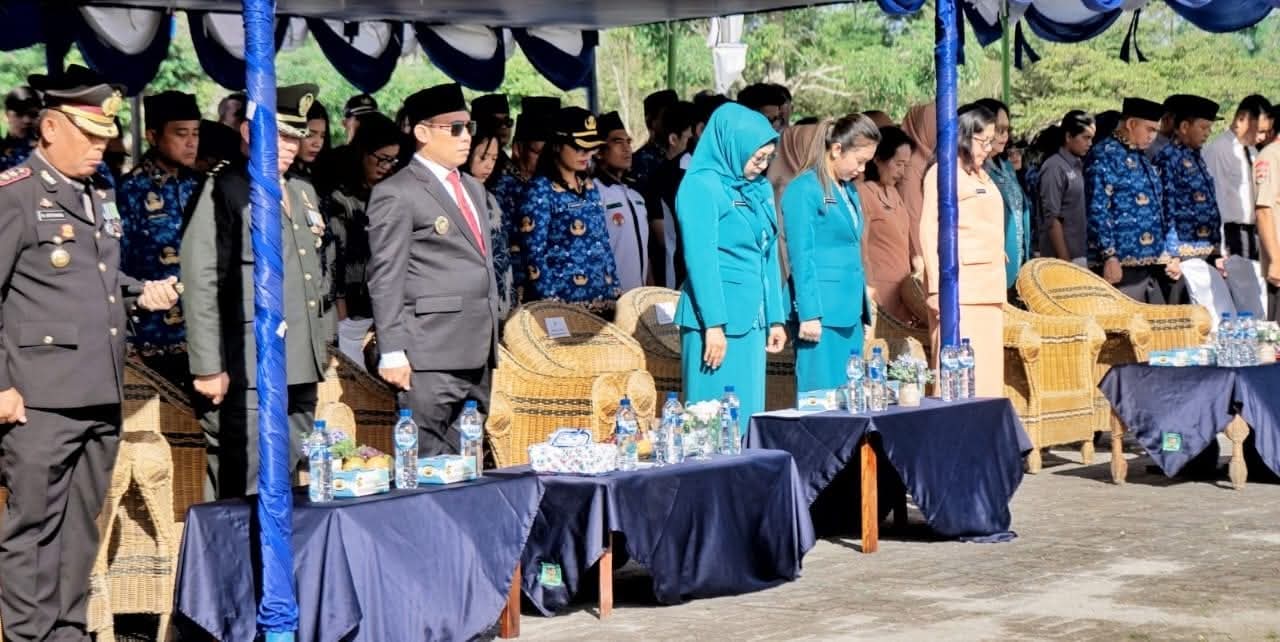 Bupati Simalungun, Dr. H. Anton Achmad Saragih, memimpin upacara peringatan Hari Sumpah Pemuda ke-97 di halaman Kantor Bupati, Selasa (28/10/2025).