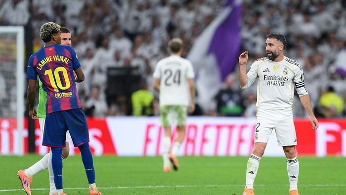 Kapten Real Madrid Dani Carvajal memberikan gestur &ldquo;cerewet&rdquo; ke arah pemain muda Barcelona Lamine Yamal usai El Clasico di Santiago Bernabeu, Sabtu (27/10/2025). Aksi itu memicu keributan antar pemain