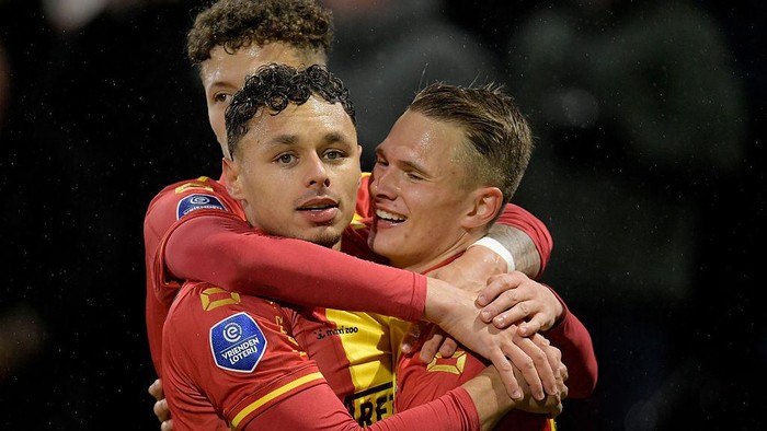 Dean James berdsama timnya di Go Ahead Eagles.