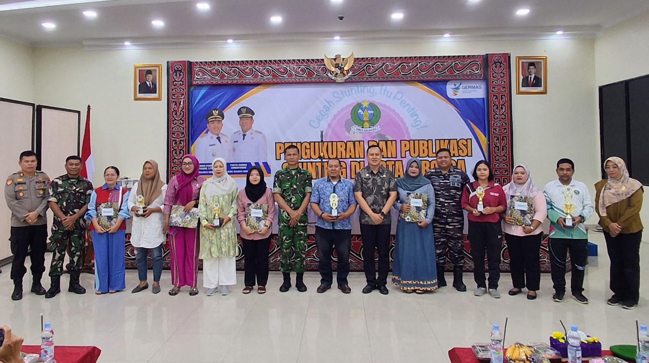 Petugas Dinas Kesehatan Sibolga foto bersama usai melakukan pengukuran tinggi dan berat badan balita dalam kegiatan publikasi stunting di Aula Bank Indonesia Sibolga, Jumat (24/10/2025).