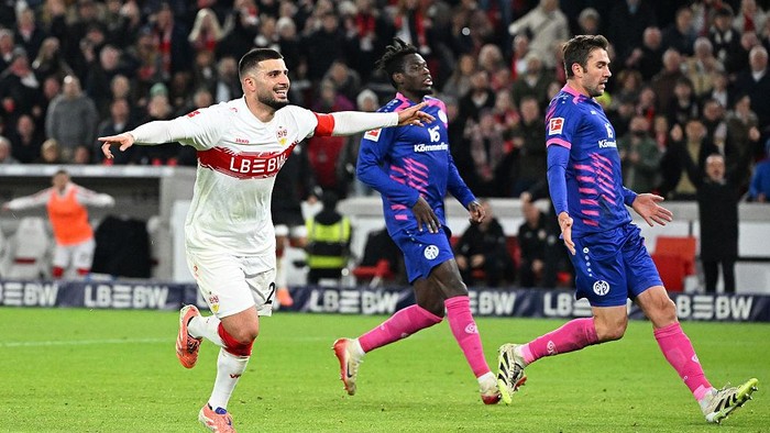 Ernest Poku rayakan gol pembuka Leverkusen ke gawang Freiburg di BayArena.