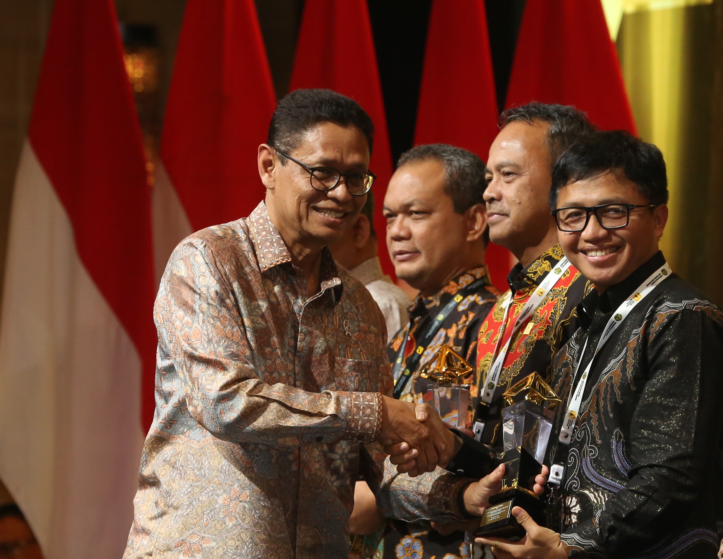 Wakil Menteri ESDM Yuliot Tanjung (kedua kanan) menyerahkan Penghargaan Subroto 2025 kepada Wakil Presiden Direktur PT Agincourt Resources, Ruli Tanio (kanan) di Jakarta.