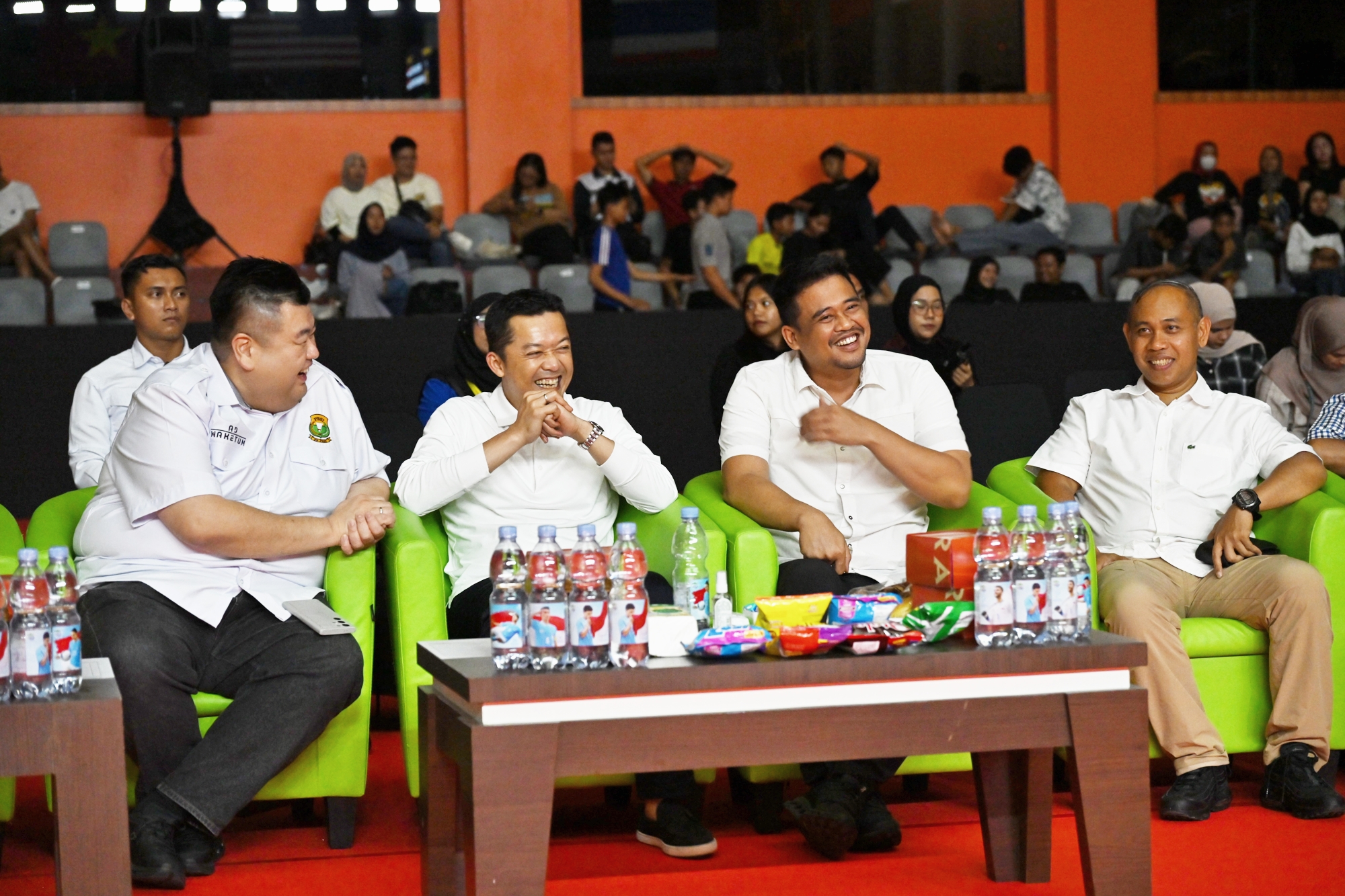Gubernur Sumatera Utara Muhammad Bobby Afif Nasution mendampingi Wakil Menteri Pemuda dan Olahraga (Wamenpora) Taufik Hidayat menyaksikan laga final Indonesia Masters Super 100 II 2025 di GOR PBSI.