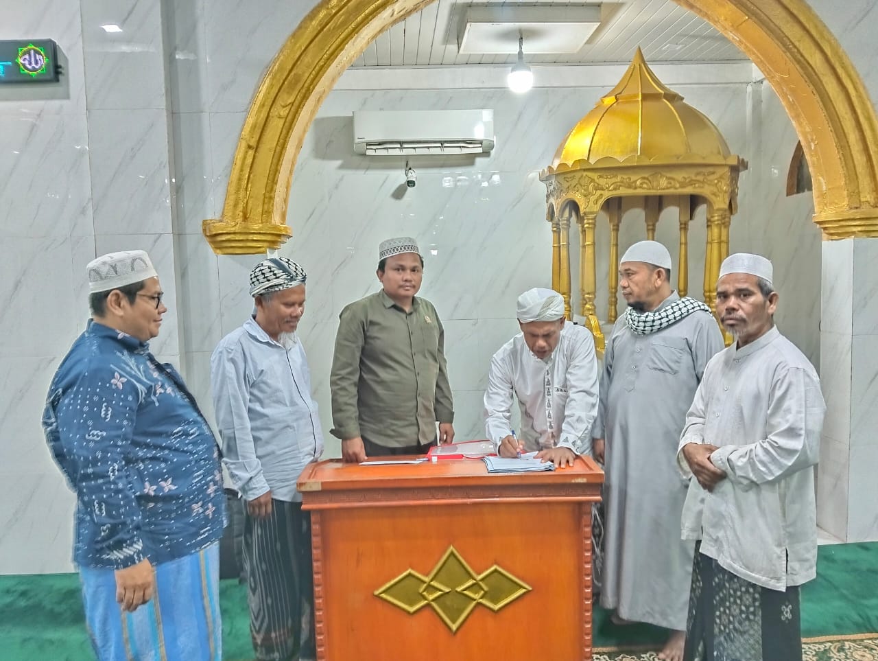 Baznas Madina saat serah terima bantuan kepada masjid penerima, Minggu (26/10/2025). (Ist)