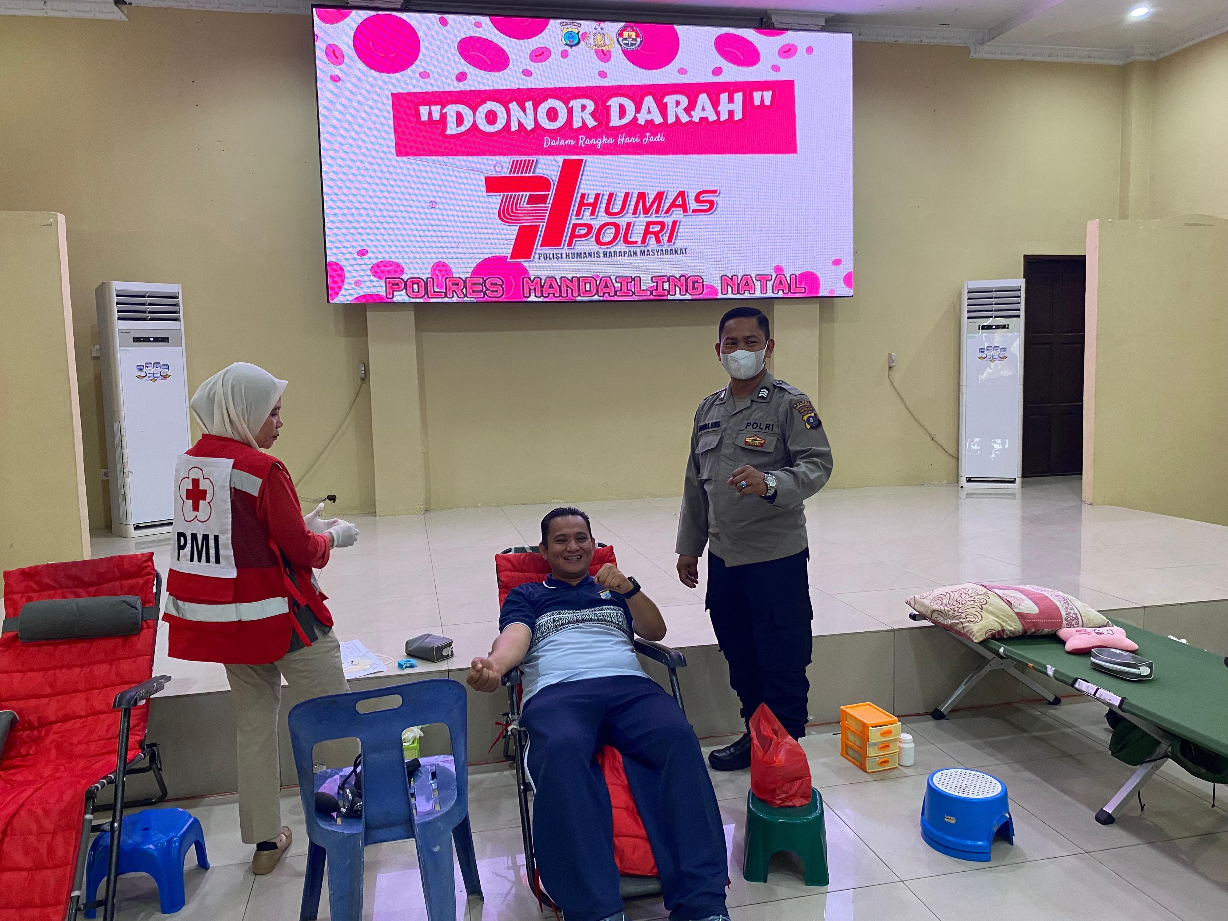 Perwira polisi di Polres Madina saat mendonor darah dalam Bakti Kesehatan Polri, Senin (27/10/2025) di Mapolres Madina. (Ist)