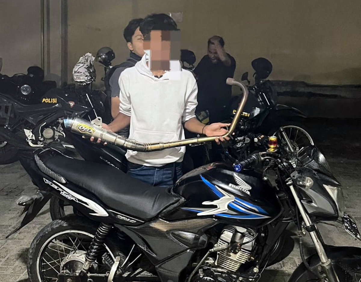 Petugas Timsus Dayok Mirah Polres Pematangsiantar menindak sembilan sepeda motor berknalpot brong saat patroli malam.