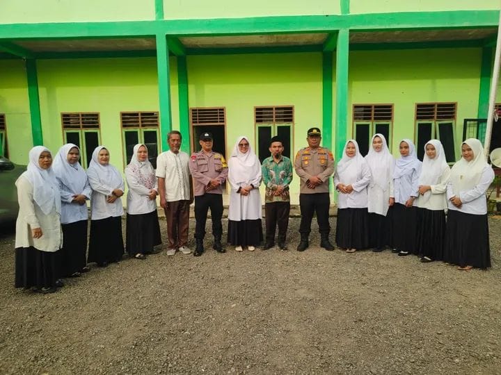Kapolsek Aek Natas Iptu Sofyan bertindak sebagai pembina upacara di MAS Al-Ridho Desa Terang Bulan, Kecamatan Aek Natas, Kabupaten Labuhanbatu Utara.
