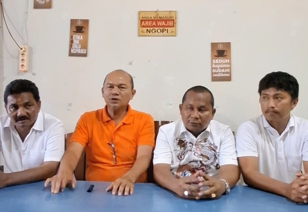 Dari kiri ke kanan Ketua DPRD Tapteng Ahmad Rivai Sibarani, Ketua DPC Gerindra Sibolga Hazmi Arif Simatupang, Ketua DPD NasDem Tapteng Rahmansyah Sibarani, dan Ketua Fraksi Gerindra DPRD Tapteng Deni.