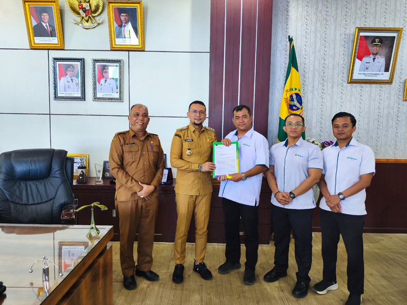 Bupati Labuhanbatu Selatan, Fery Sahputra Simatupang, saat menerima kunjungan dari jajaran BPJS Ketenagakerjaan Cabang Labuhanbatu Selatan Pinang.