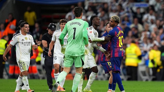 Penyerang muda Barcelona, Lamine Yamal, saat tampil dalam laga El Clasico melawan Real Madrid di Santiago Bernabeu, Sabtu (27/10/2025). Ejekannya sebelum pertandingan disebut menjadi pemicu.