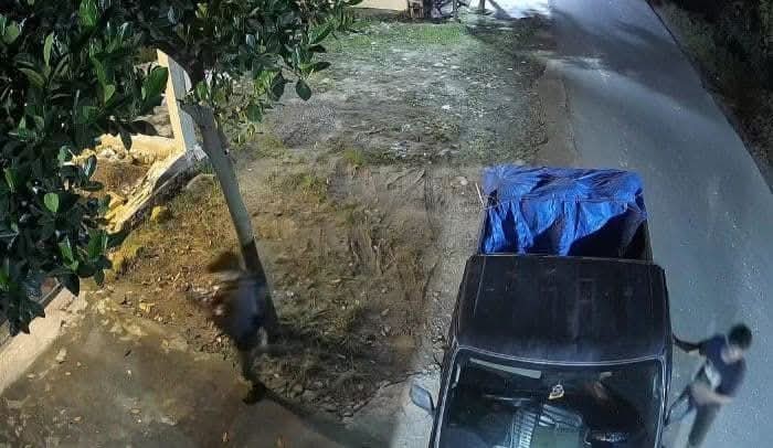 Rekaman CCTV memperlihatkan aksi komplotan pencuri saat membobol gudang Toko Naomi Silalahi di Nagori Karang Rejo, Simalungun. Para pelaku menggunakan mobil Gran Max hitam.