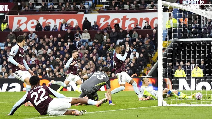 Matty Cash merayakan gol tunggal kemenangan Aston Villa ke gawang Manchester City di Villa Park, Minggu (26/10/2025). Villa menang 1-0 dan bikin City tersungkur.