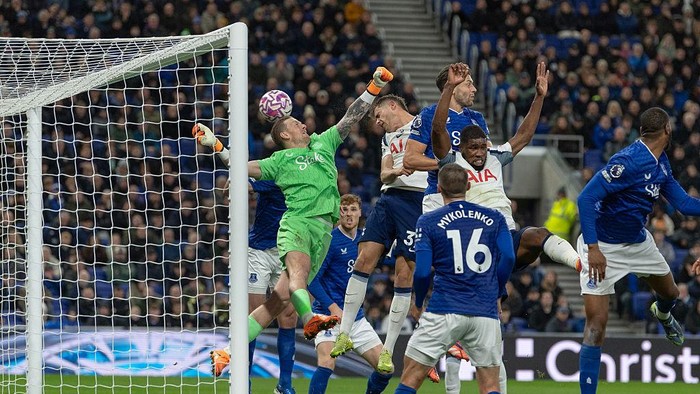 Micky Van de Ven mencetak gol keduanya ke gawang Everton. Bek asal Belanda itu membawa Tottenham menang telak 3-0 di Goodison Park.