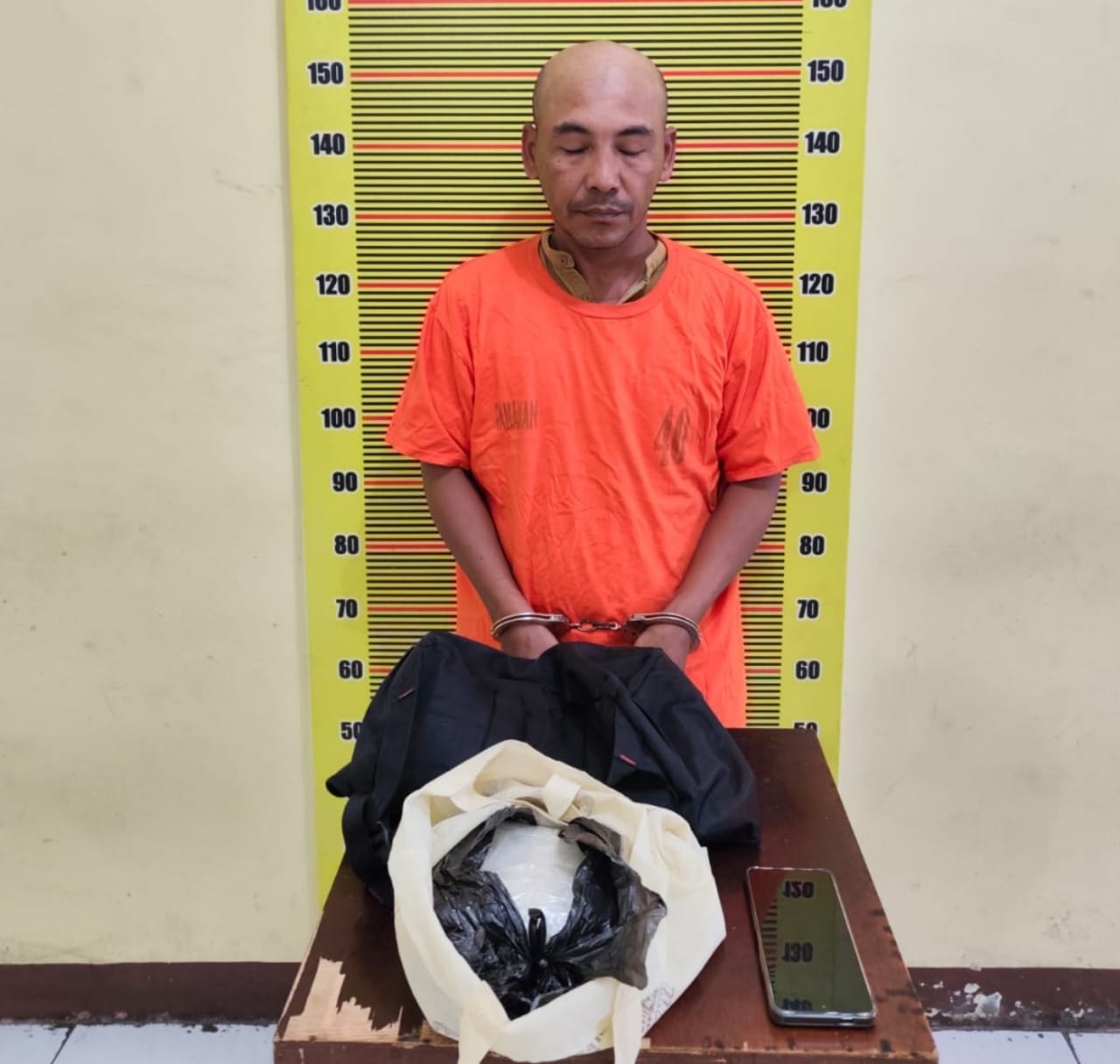 Pelaku pengedar narkoba HG (46) beserta barang bukti 1 kilogram sabu yang diamankan polisi di Sunggal, Kabupaten Deli Serdang.