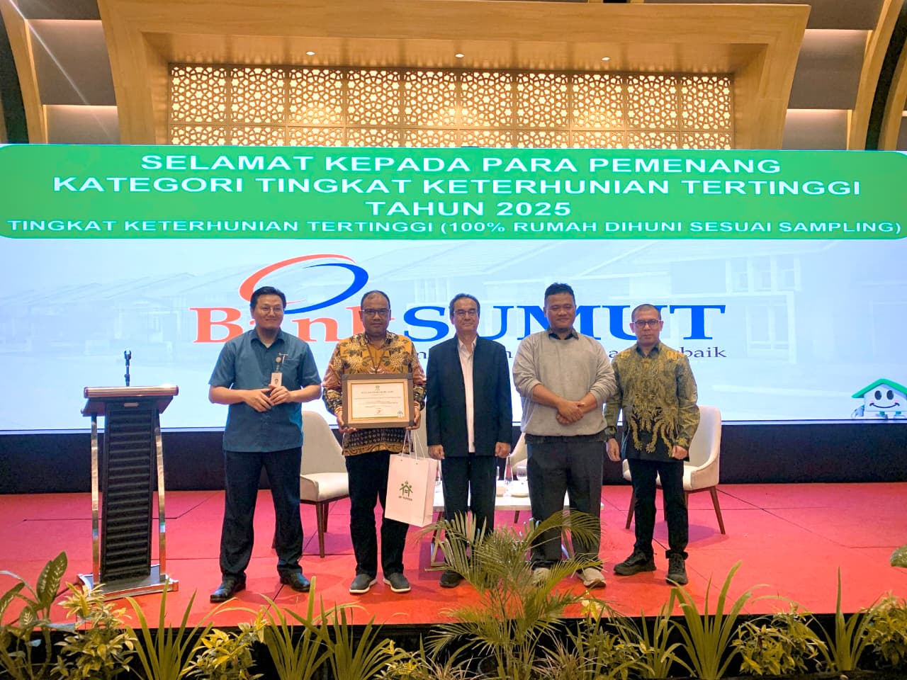 Pemimpin Divisi Ritel Bank Sumut Gama Cherry Al Halim menerima Penghargaan Tingkat Keterhunian Tertinggi (100%) dari BP Tapera di Bogor, Kamis (23102025).