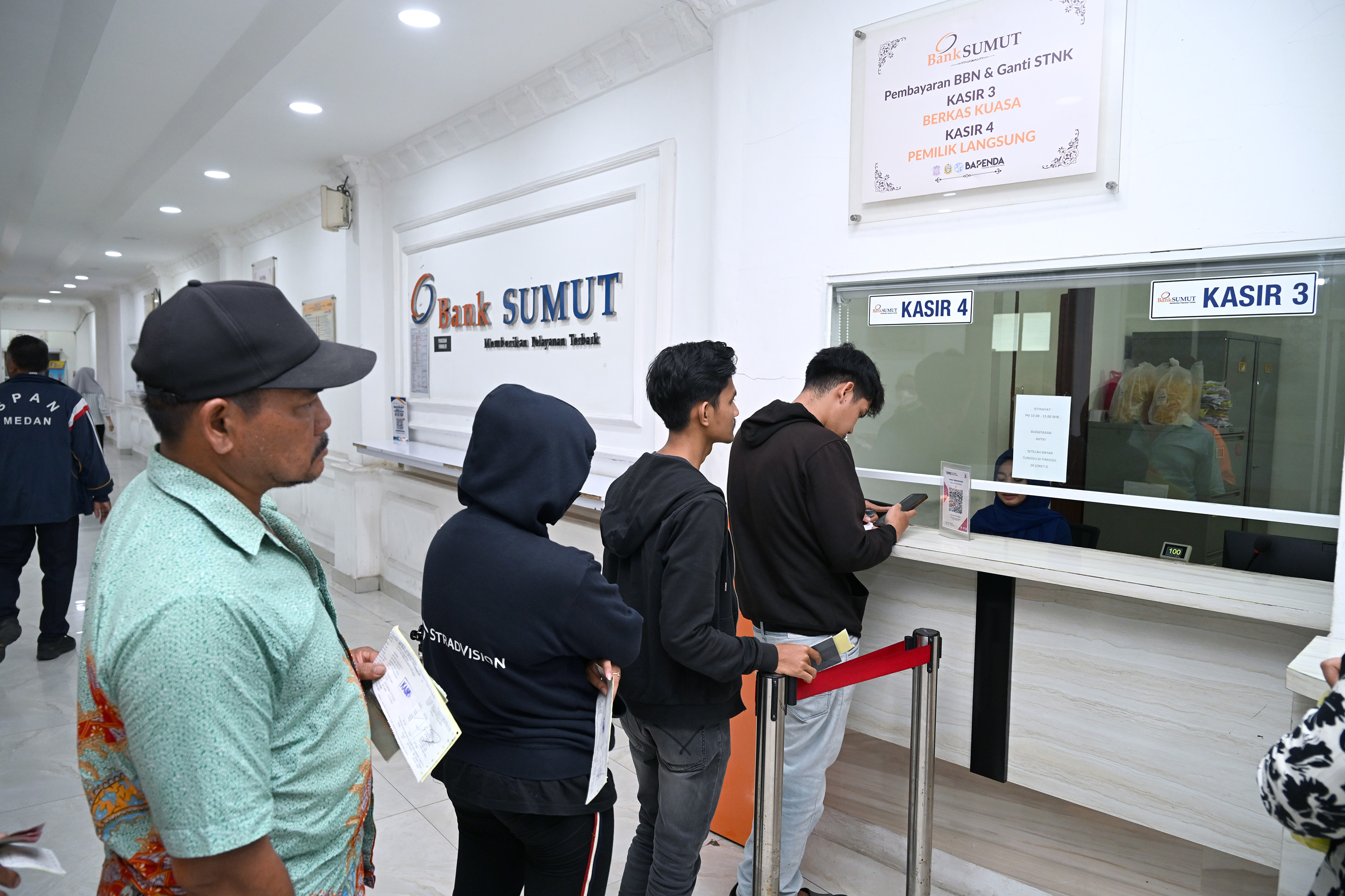 Warga antusias membayar pajak kendaraan bermotor di Kantor Samsat Medan Selatan, Jalan Sisingamangaraja, Medan.