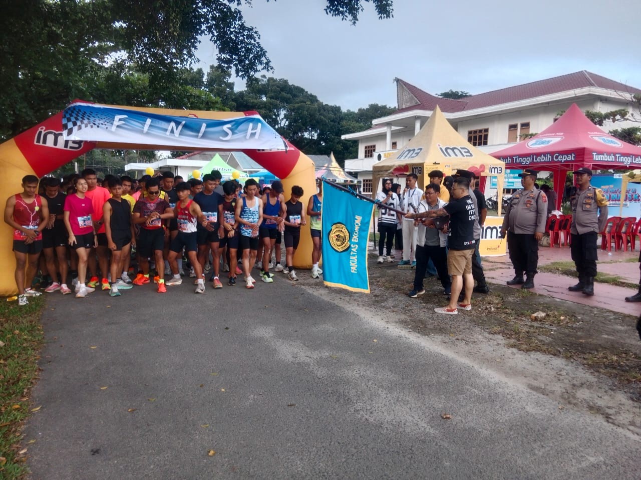 Peserta FE Art Fast VI Fun Run 2025 tampak antusias di garis start di Lapangan Universitas Simalungun, Minggu (26/10).