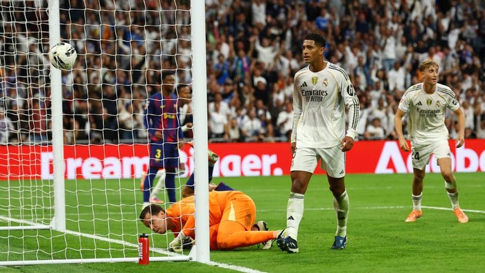 Kylian Mbappe dan Jude Bellingham rayakan kemenangan Real Madrid atas Barcelona di Santiago Bernabeu.