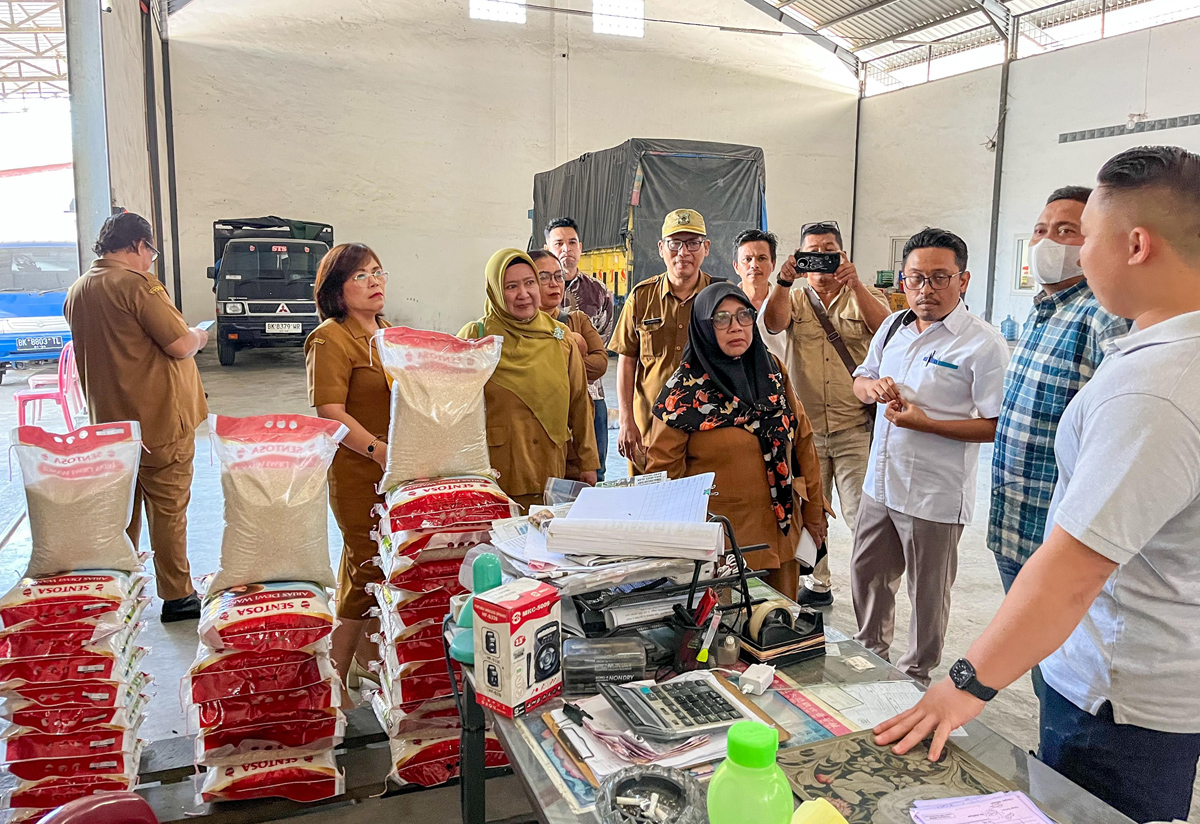 Tim Satgas Pangan Pemko dan Polres Pematangsiantar melakukan sidak harga beras di gudang dan supermarket, Senin (27/10).