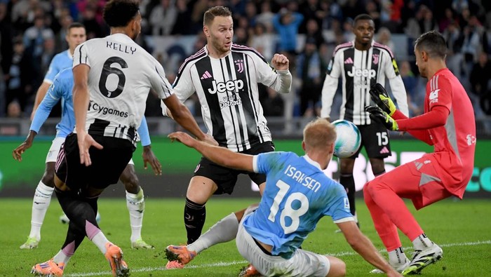 Toma Basic mencetak gol cepatnya ke gawang Juventus di Stadion Olimpico. Gol tunggal pemain Kroasia itu membawa Lazio menang 1-0 atas Si Nyonya Tua.