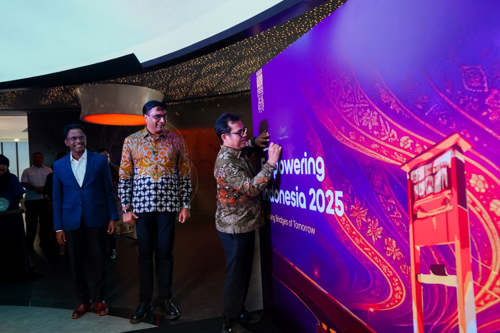 Vikram Sinha, CEO Indosat Ooredoo Hutchison, dan Manoj Menon, CEO Twimbit, berpose usai peluncuran Empowering Indonesia Report 2025 bertema Building Bridges of Tomorrow di Jakarta.