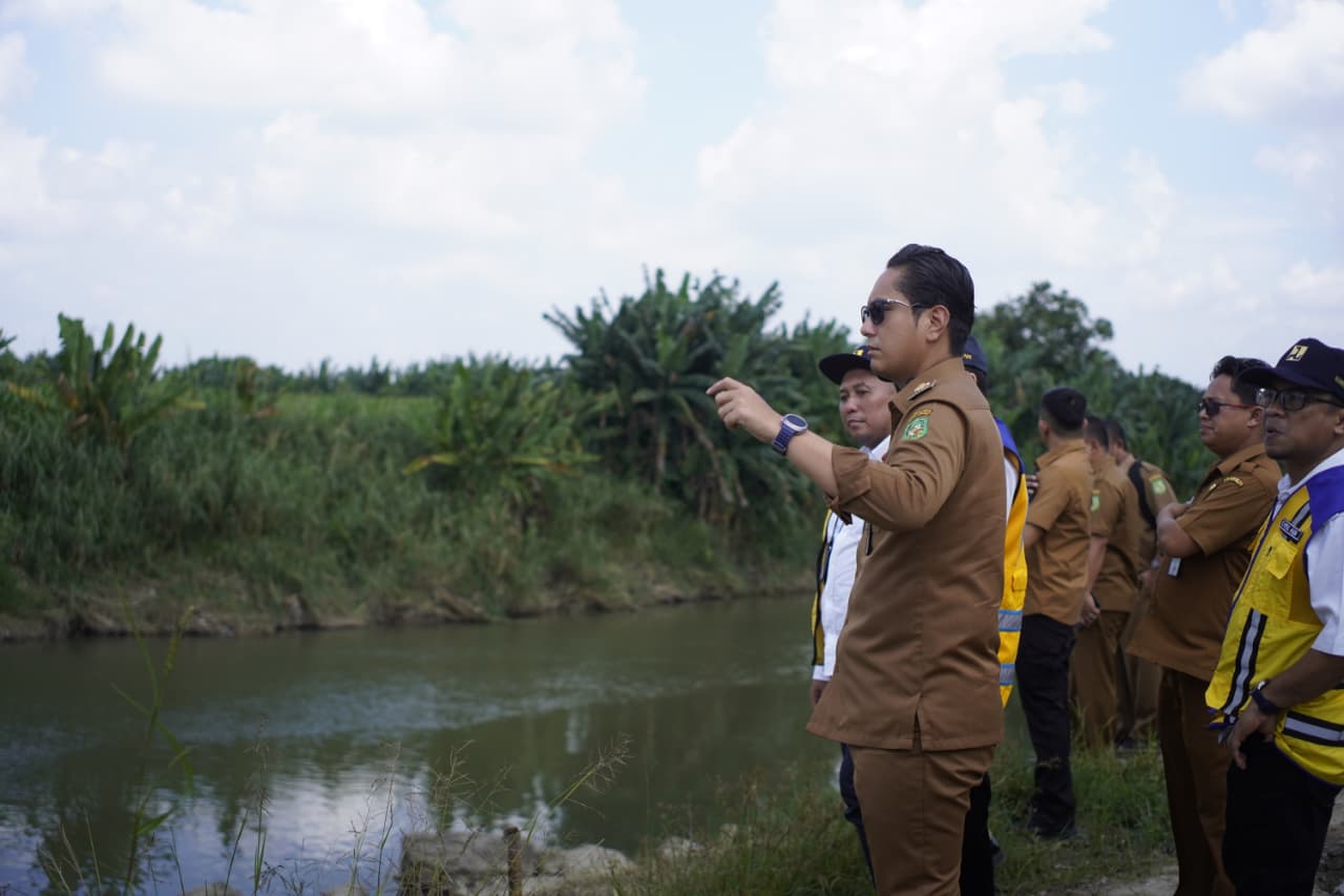 Wali Kota Medan Rico Tri Putra Bayu Waas meninjau proyek Floodway Sei Sikambing&ndash;Belawan di Jalan Asoka Pasar 1, Medan Selayang, Senin (27102025).
