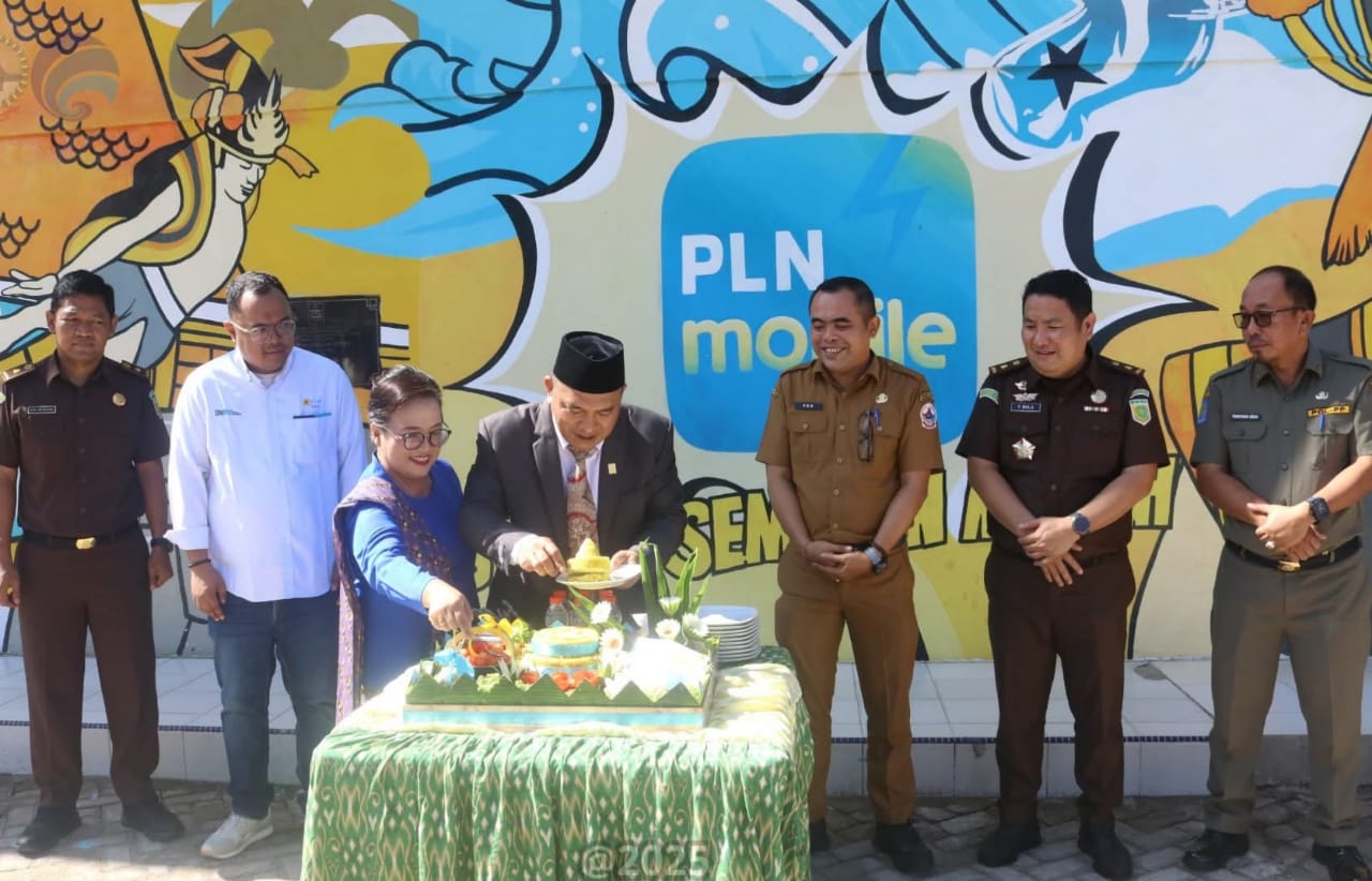 Manager PT. PLN UP3 Nias, Leonard Panjaitan disaksikan Asisten Bidang Perekonomian Pemko Gunungsitoli, Eko Zebua dan lainnya, mMemotong tumpeng Peringatan Hari Listrik Nasional ke-80.