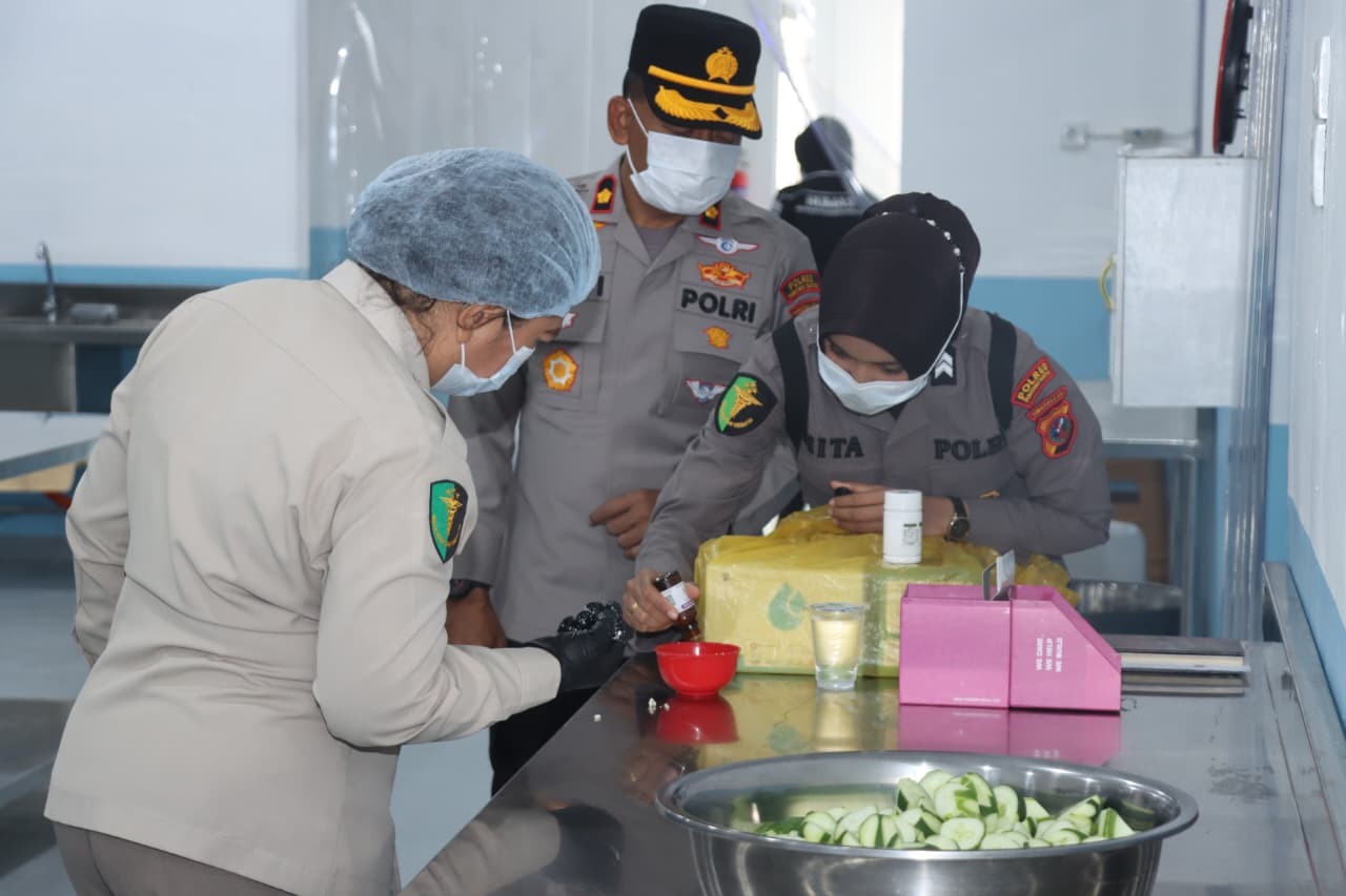 Kapolres Pematangsiantar AKBP Sah Udur Togi Marito Sitinjak meninjau dapur SPPG saat pendistribusian Makan Bergizi Gratis (MBG).