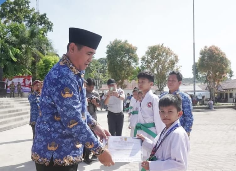 Wakil Bupati Nias Selatan, Ir. Yusuf Nache, ST MM menyerahkan Piagam Pengharagaan Pemenang Lomba Cabang Olahraga Beladiri Tingkat Pelajar Pada Rangkaian Upara Peringatan Hari Sumpah Pemuda ke-97.