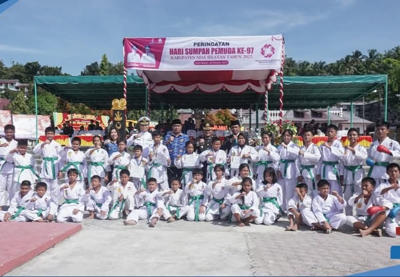 Wakil Bupati Nias Selatan, Ir. Yusuf Nache, ST MM di Dampingi Dan Lanal Nias, Kapolres Nias Selatan Foto Bersama Dengan Para Pelajar Peserta Upacara Peringatan Hari Sumpah Pemuda ke-97.