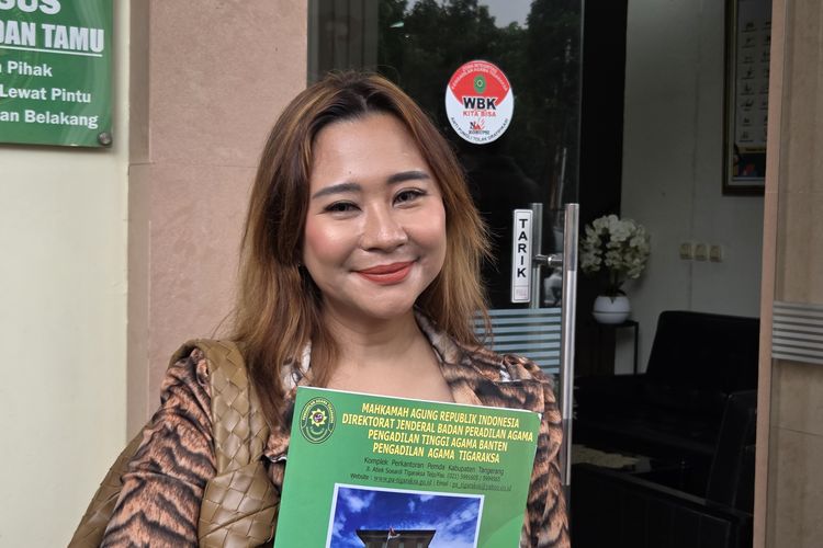 Chikita Meidy resmi bercerai dari Indra Adhitya lewat putusan Pengadilan Agama Tigaraksa. Hak asuh anak jatuh ke tangan Chikita.
