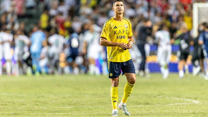 Cristiano Ronaldo tertunduk lesu usai gagal mencetak gol ke gawang Al Ittihad pada babak 16 besar Piala Raja Arab Saudi, Rabu (29102025).