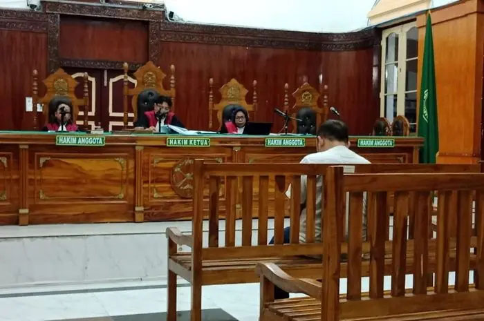 Hendrick Raharjo, Dirut PT Mitra Visioner Pratama, saat mendengarkan putusan hakim di PN Tipikor Medan.