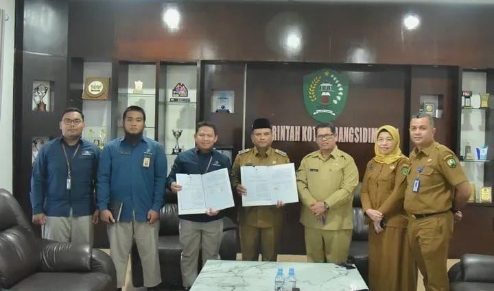 Wali Kota Padangsidimpuan H. Letnan Dalimunthe dan Kepala BPS Kota Padangsidimpuan Aris Saryono saat menandatangani MoU kerja sama penguatan data statistik daerah.
