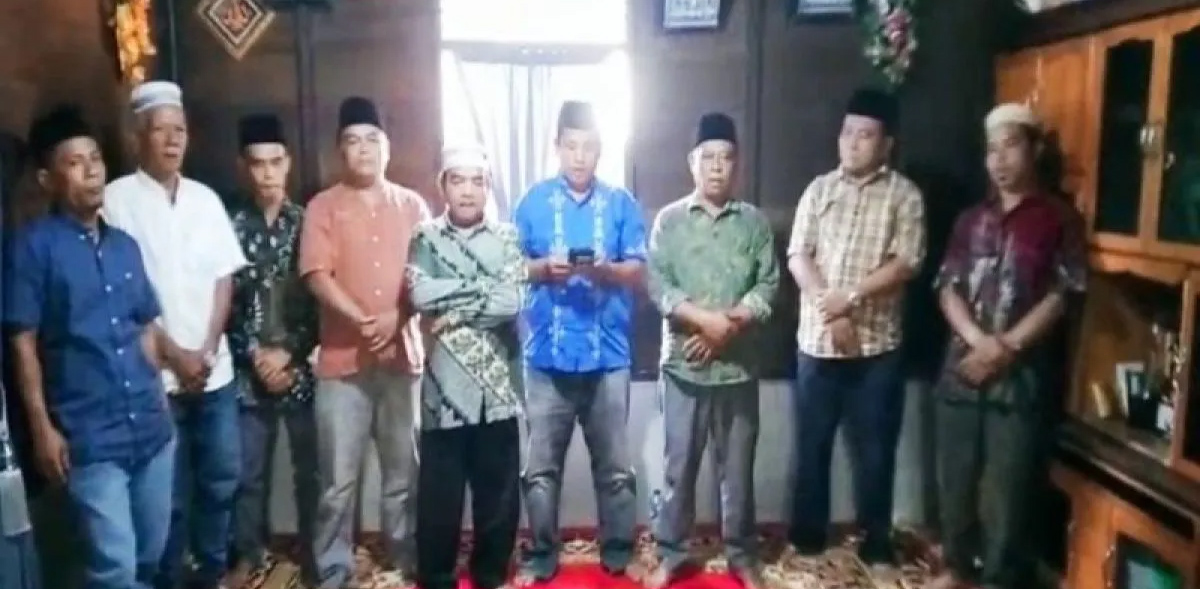 Camat Batang Natal bersama unsur Forkopimcam saat meninjau langsung kondisi Desa Banjar Melayu.