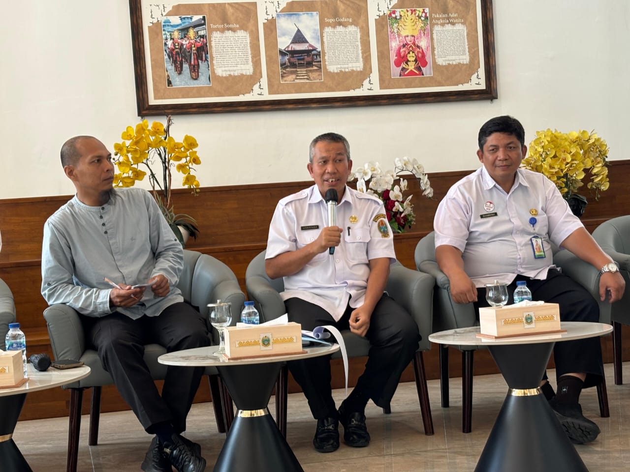 Kadis Perpusip Sumut, Desni Maharani Saragih diwakili Sekretaris Alpian Hutauruk dalam temu pers di Kantor Gubernur Sumut, Jalan Pangeran Diponegoro Medan, Rabu (29/10/2025).