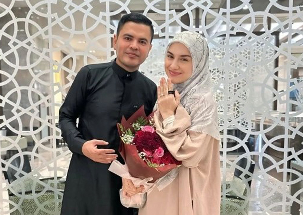 Irish Bella mengaku jatuh cinta pada suaminya, Haldy Sabri, karena wangi di pertemuan pertama. Kini mereka resmi menikah dengan mahar sebuah masjid.
