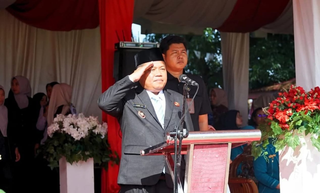 Wakil Bupati Labuhanbatu H. Jamri ST menjadi inspektur upacara peringatan Hari Sumpah Pemuda ke-97 di Lapangan Ika Bina Rantauprapat.
