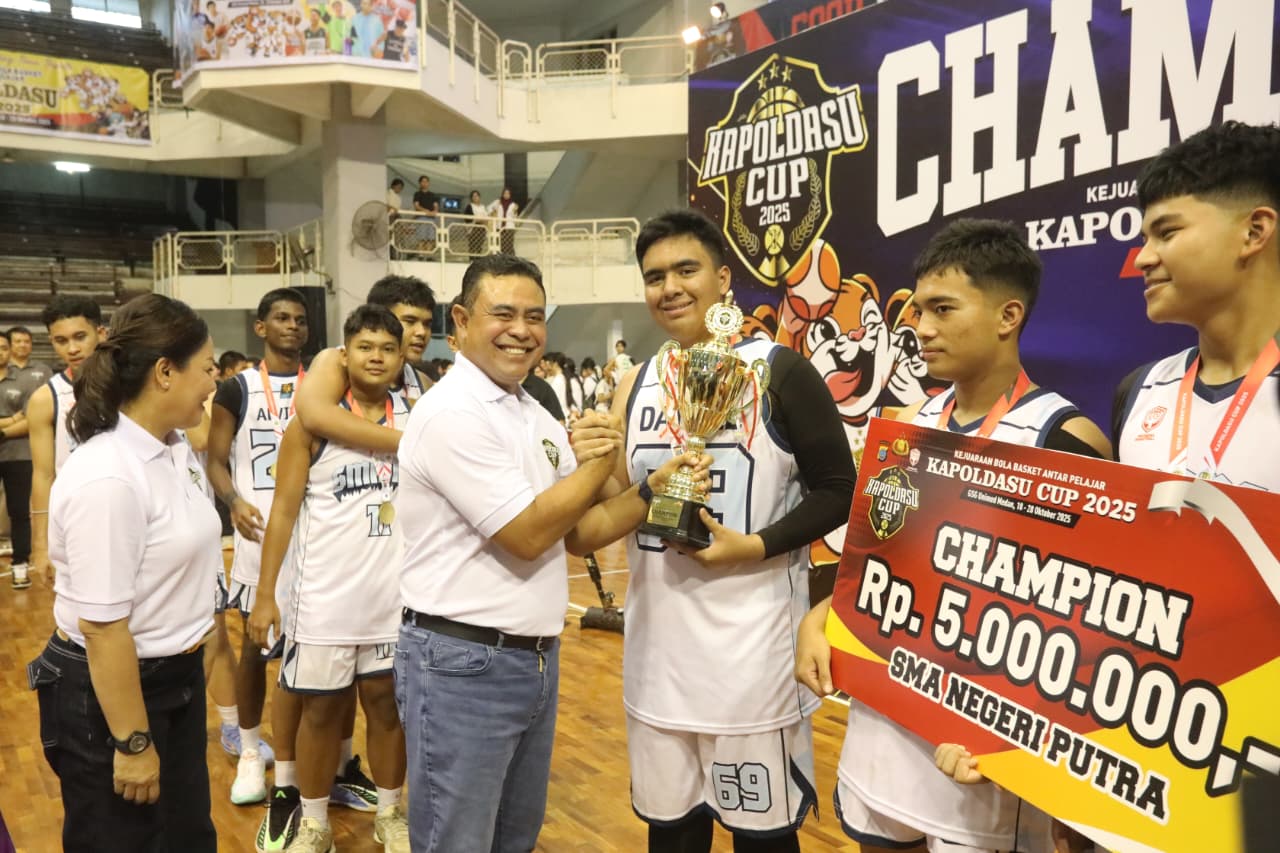 Kapolda Sumatera Utara Irjen Pol Whisnu Hermawan Februanto menyerahkan trofi juara kepada tim pemenang Kapoldasu Cup 2025 di GOR Unimed, Medan, Selasa (28/10/2025).